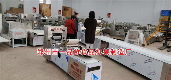 客戶(hù)考察多功能扯面機(jī)