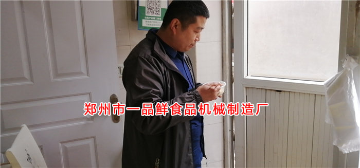 客戶(hù)在實(shí)體店面品嘗面食口感
