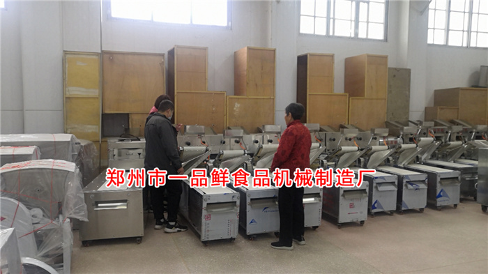 客戶(hù)在一品鮮設(shè)備展廳